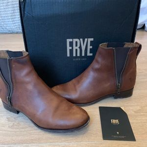FRYE Boots Women’s Carly Zip Chelsea Cognac 7.5